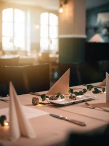 Eingedeckter Tisch in der B'Haven LOunge